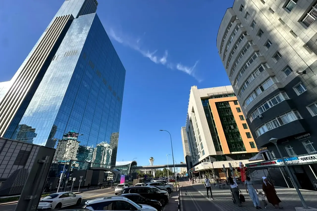 QAZMARKET в деловом центре Астаны, напротив Abu Dhabi Plaza